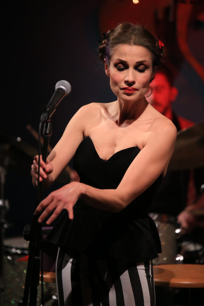 Ο κύριος και η κυρία Μπάνγκο, Υγρασία+ στο Duende Jazz Bar. Μαρίνα Αντωνοπούλου με ύφος περιφρόνησης, americain.