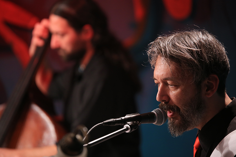 Ο κύριος και η κυρία Μπάνγκο, Υγρασία+ στο Duende Jazz Bar. Γιώργος Χούχος σε πρώτο πλάνο, πίσω ο Πέτρος Δαμιανίδης.