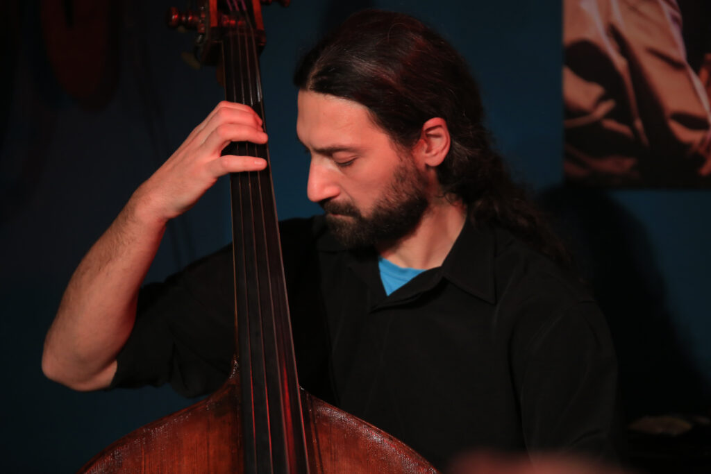 Ο κύριος και η κυρία Μπάνγκο, Υγρασία+ στο Duende Jazz Bar. Πέτρος Δαμιανίδης, κοντινό.